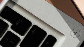 Laptop con carrito de compra y dinero