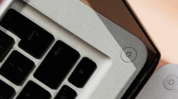 Laptop con carrito de compra y dinero