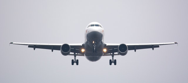 avión volando en el aire