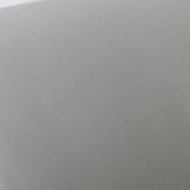 mujer con computadora y tarjeta de crédito