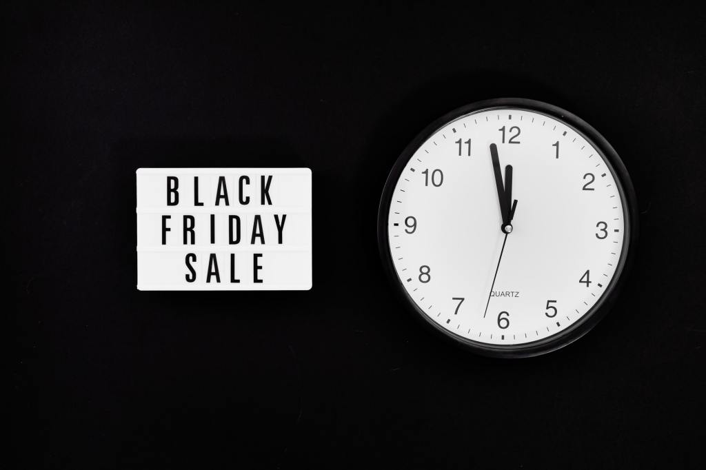 Reloj y cartel con Black Friday Sale
