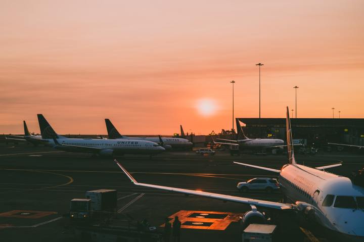 Aeropuerto al atardecer