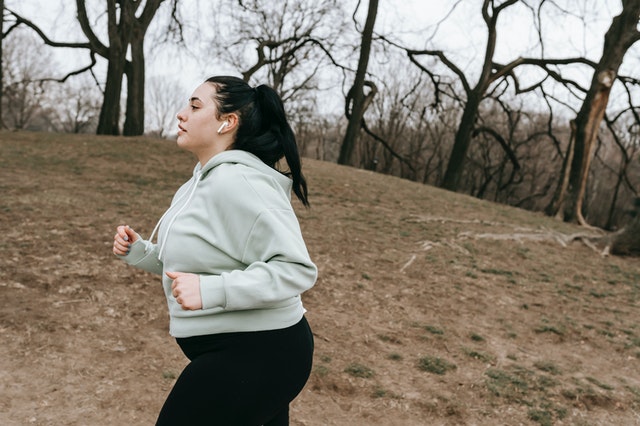 mujer haciendo ejercicio
