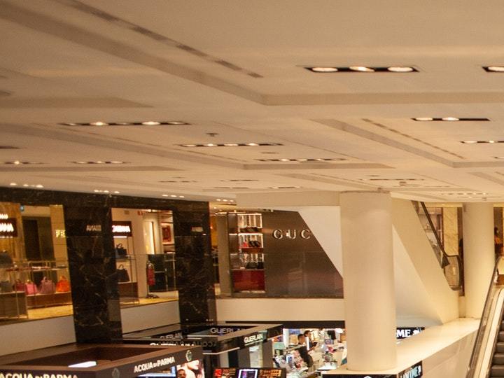 Interior de Centro comercial en Black Friday