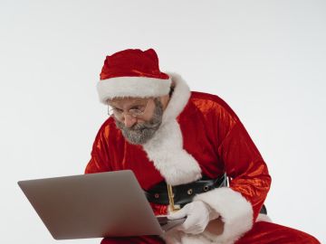 Santa revisando una Laptop
