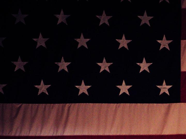 bandera ee.uu. con militar