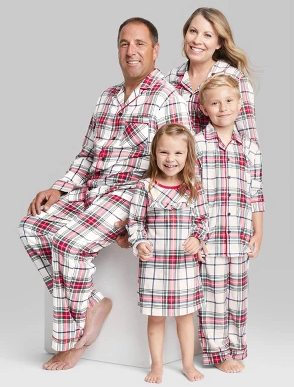 Pijama blanca con diseño a cuadros rojos Wondershop