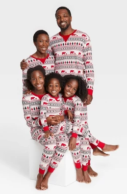 Pijama blanca con estampado rojo de líneas arboles y osos Wondershop