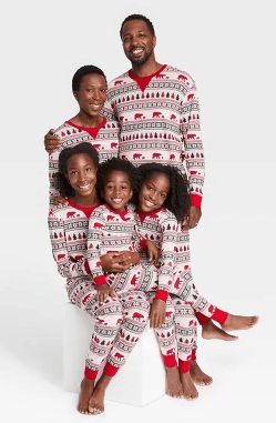 Pijama blanca con estampado rojo de líneas arboles y osos Wondershop