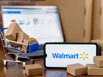Un consejo principal para ahorrar en regalos de navidad es crear un plan antes de entrar en la tienda o usar tu aplicación de Walmart al hacer tus compras.
