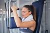 mujer joven entrenando