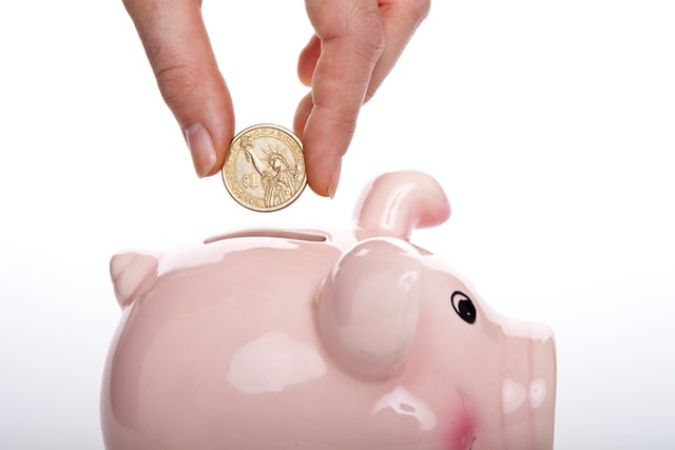 Persona ahorrando dinero