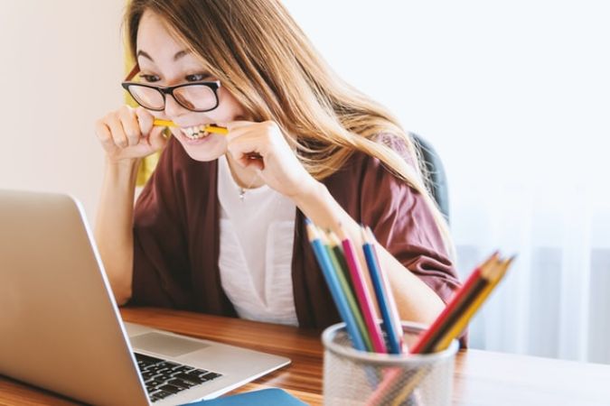 Mujer revisando ofertas online