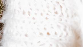 Personas envolviendo regalos