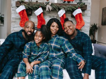 Familia con pijamas de Navidad