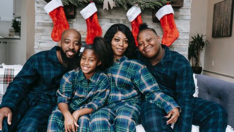 Familia con pijamas de Navidad