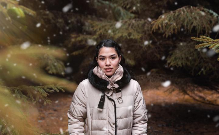 Mujer abrigada por invierno