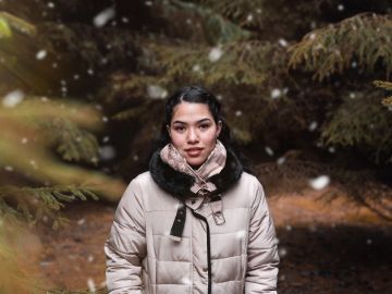 Mujer abrigada por invierno