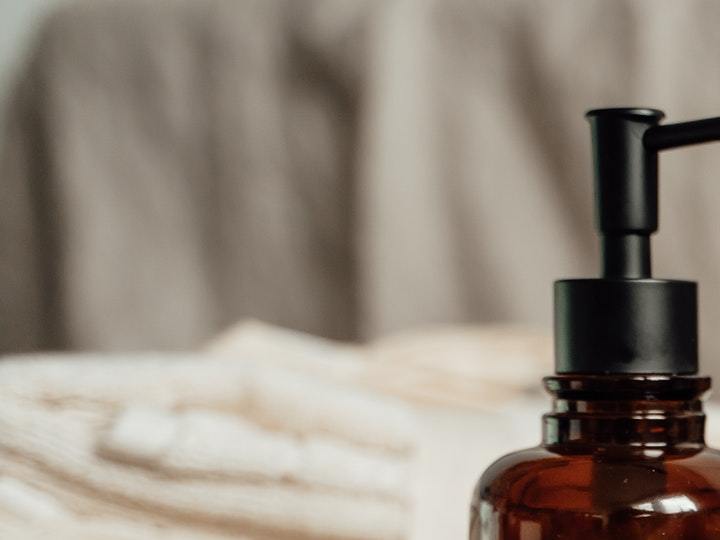 botellas de productos de belleza