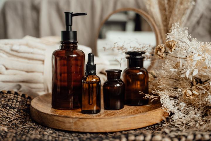 botellas de productos de belleza