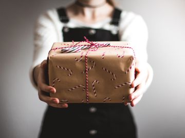 Mujer con caja de regalos