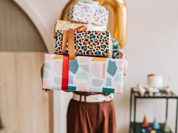 Mujer con regalos