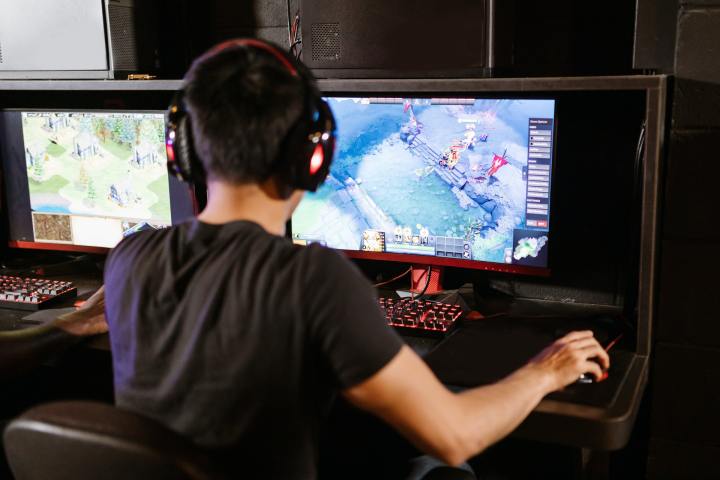 Persona jugando videojuegos