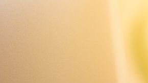 Mujer con regalos de San Valentín