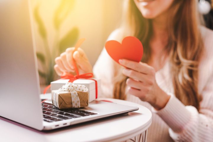 Mujer con regalos de San Valentín