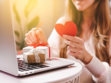 Mujer con regalos de San Valentín