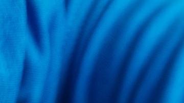 Persona viendo su reloj inteligente