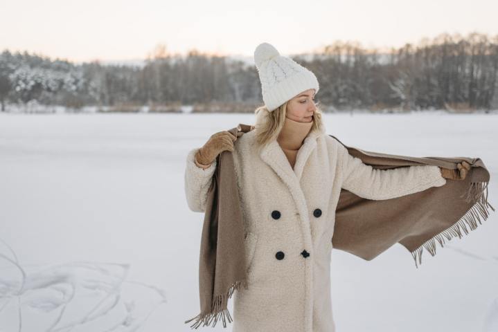 Mujer abrigada en invierno