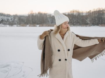 Mujer abrigada en invierno