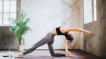 Mujer practicando Yoga