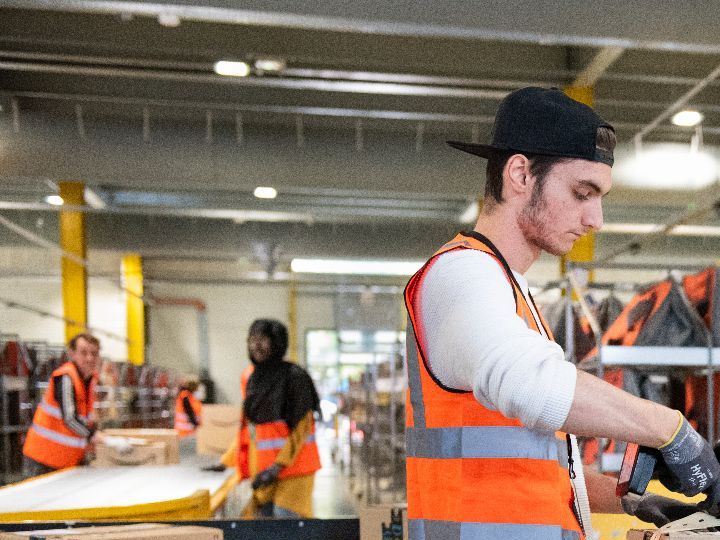 Personal preparando compras en Amazon