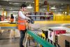 Personal preparando compras en Amazon