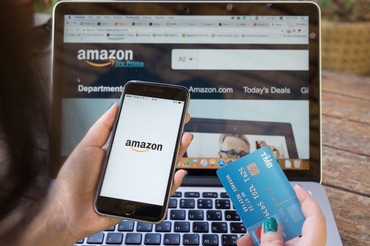 Persona comprando en Amazon