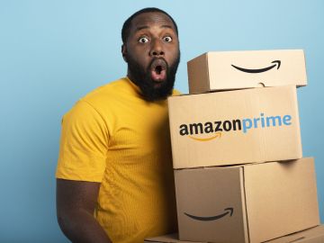 Hombre con compras de Amazon