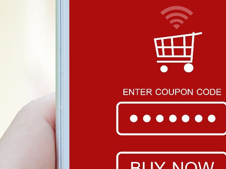 Persona comprando con cupones