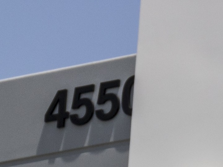 Logotipo en almacén de Amazon