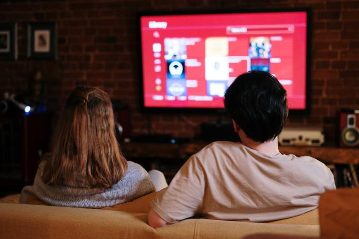 Pareja viendo televisión