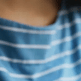 mujer con teléfono móvil