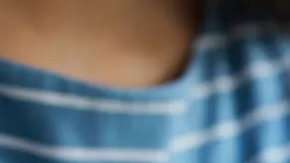 mujer con teléfono móvil