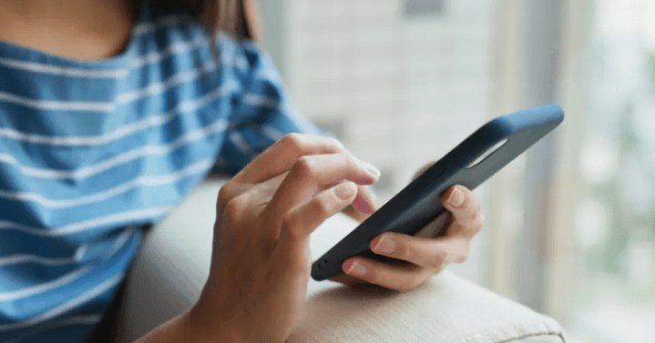 mujer con teléfono móvil