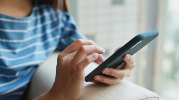 mujer con teléfono móvil