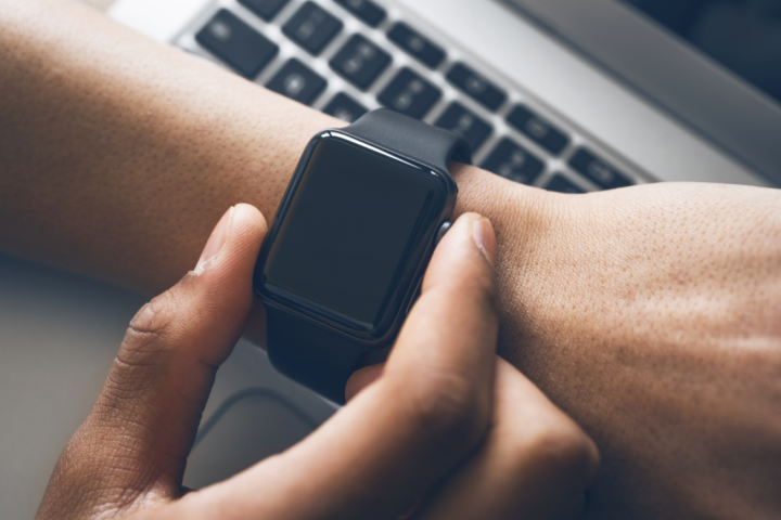 Persona usando un Apple Watch