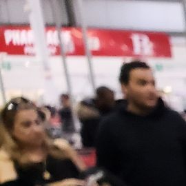 Persona comprando en Costco