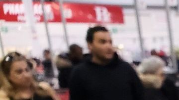 Persona comprando en Costco