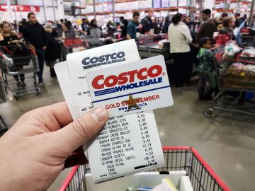 Persona comprando en Costco