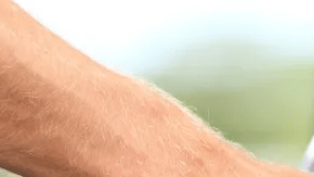 Persona echando gadolina